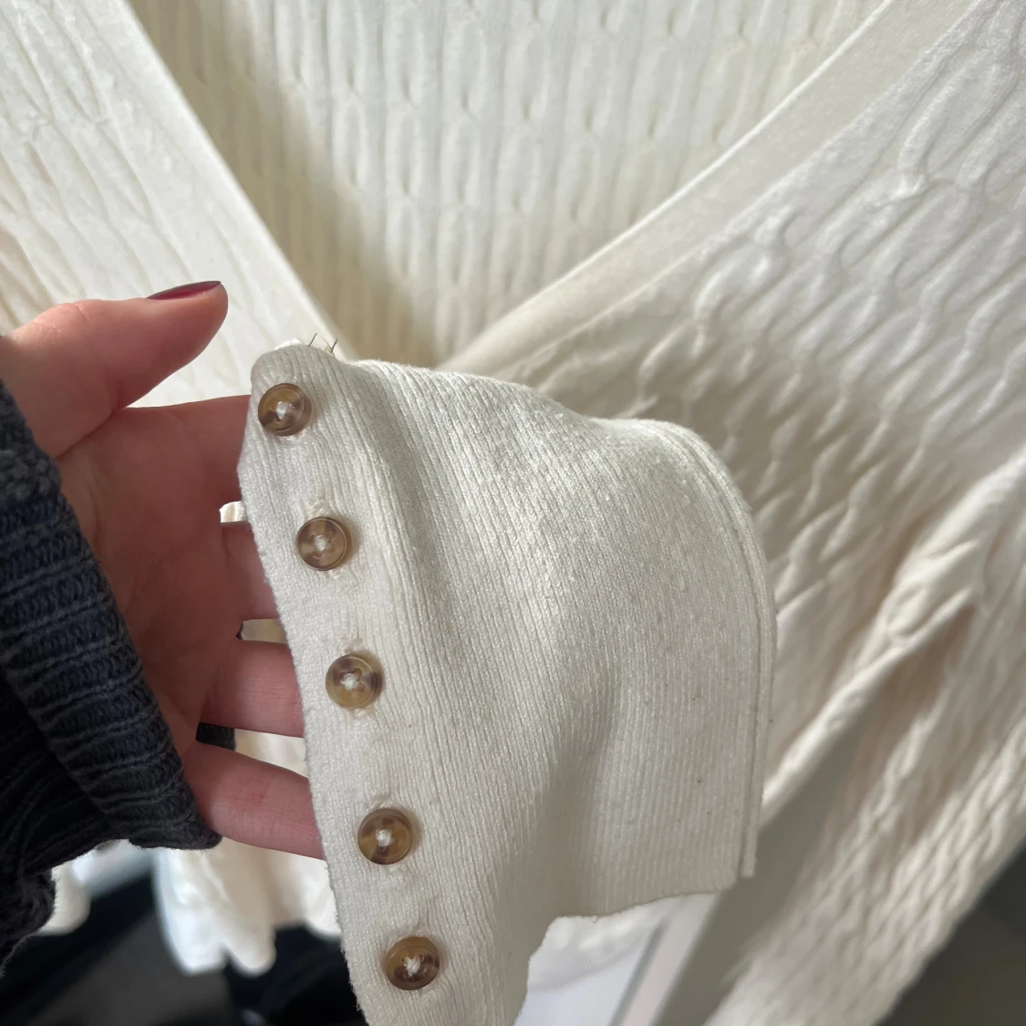 Beige kofta med knappar från Zara - 3