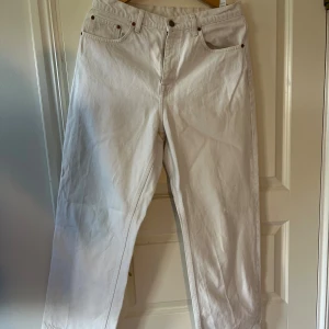 Vita raka jeans från Dr Denim - Säljer ett par vita jeans från Dr Denim med klassisk femficksdesign och raka ben. Byxorna har lite overzise passform och är tillverkade i bomull. Perfekta för dig som gillar en clean och stilren look. 8/10 skick. 