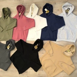 Original hoodis  - Säljer flera olika hoodies i trendiga färger som beige, svart, vit, grå, rosa, marinblå, olivgrön och ljusgrå. Alla har huva, magficka och är långärmade. Perfekta för chill dagar eller när du vill ha en enkel och snygg look. Materialet är mjukt och skönt, troligtvis bomull eller polyester. Finns i alla storlekar 