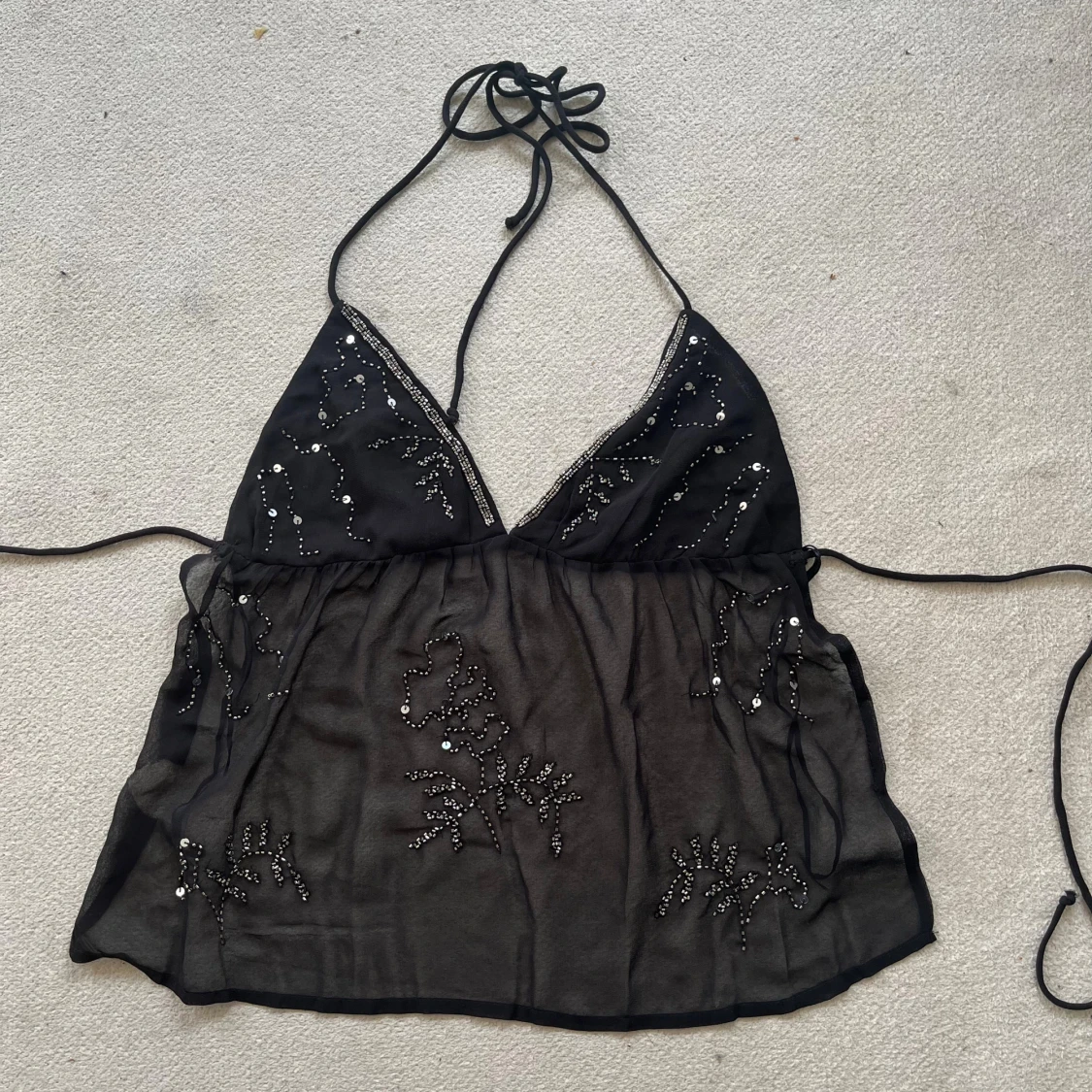 Svart mesh linnetopp med paljetter