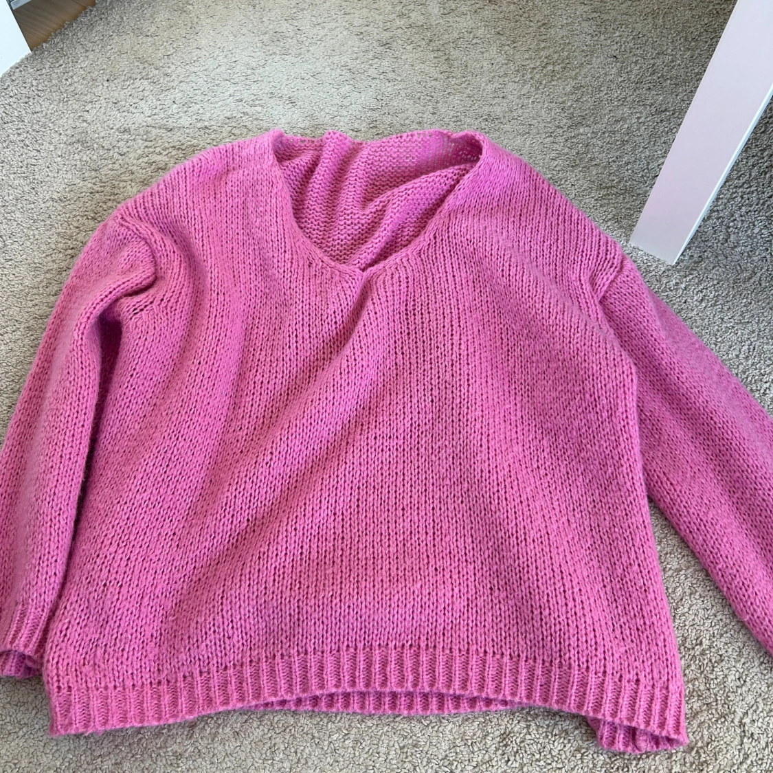 Rosa stickad v-ringad tröja