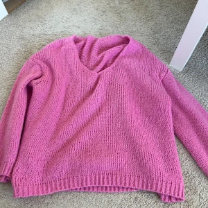 Rosa stickad v-ringad tröja - Mysig rosa stickad tröja. 