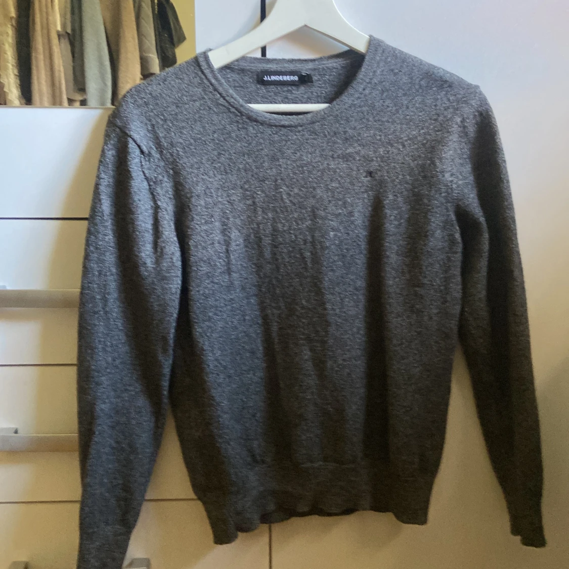 Grå stickad tröja från J.Lindeberg