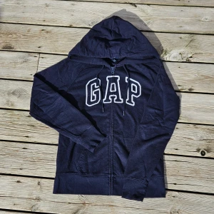 Gap hoodie - En mörkblå zip hoodie från gap i storlek xs, använd några gånger men fortfarande i fint skick!