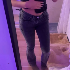 Grå jeans  - Säljer ett par snygga gråa jeans 