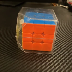 GAN356 i Carry Smart Cube - GAN356 i Carry är en smart 3x3 speedcube med Bluetooth-funktion, perfekt för träning och tävling. Kuben är i mycket gott skick och levereras med originalförpackning. Perfekt för både nybörjare och erfarna speedcubers som vill analysera och förbättra sina lösningstider.