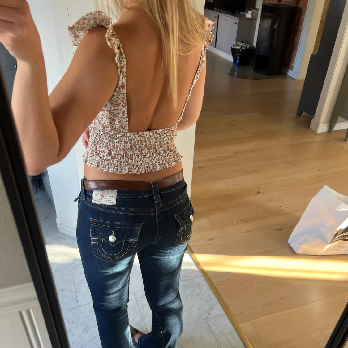 Blommig croppad blus med volang - 1