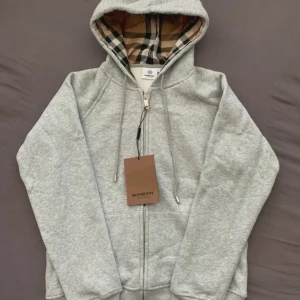 Burberry hoodie - Snygg hoodie storlek S står M men är igentligen S skriv vid funderingar 