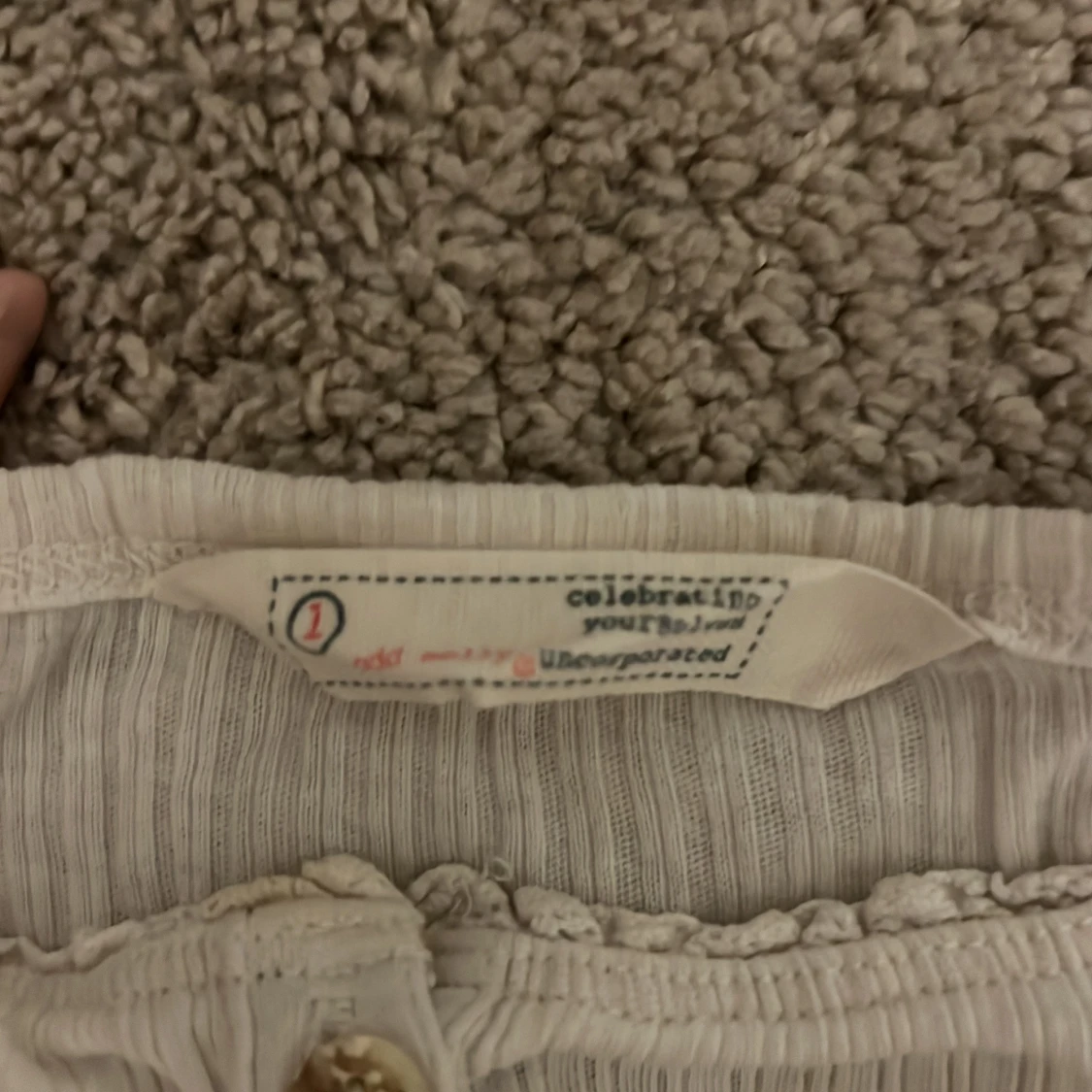 Vit ribbad linnetopp med knappar - 2