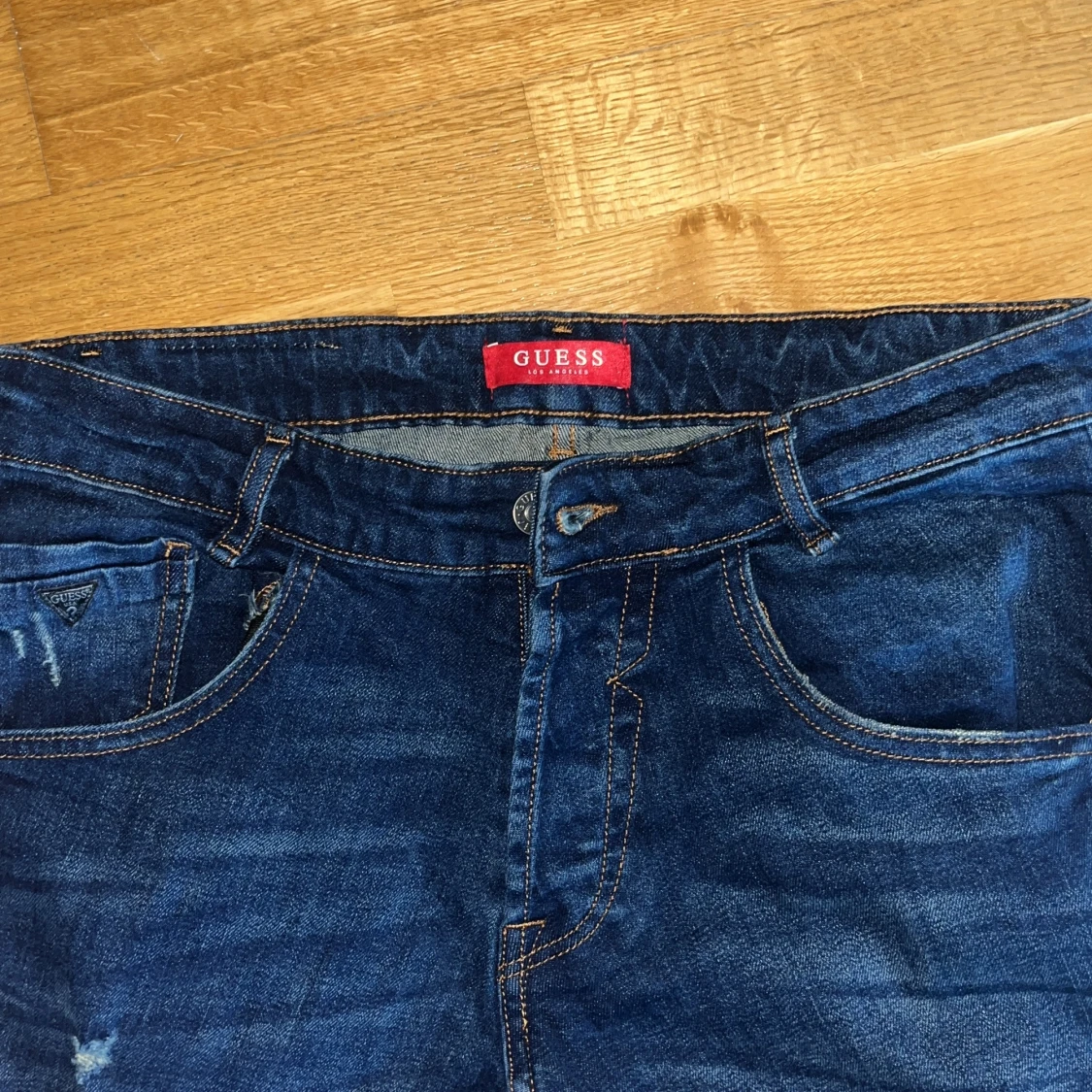 Mörkblå jeans från Guess, storlek 30/32  - 3