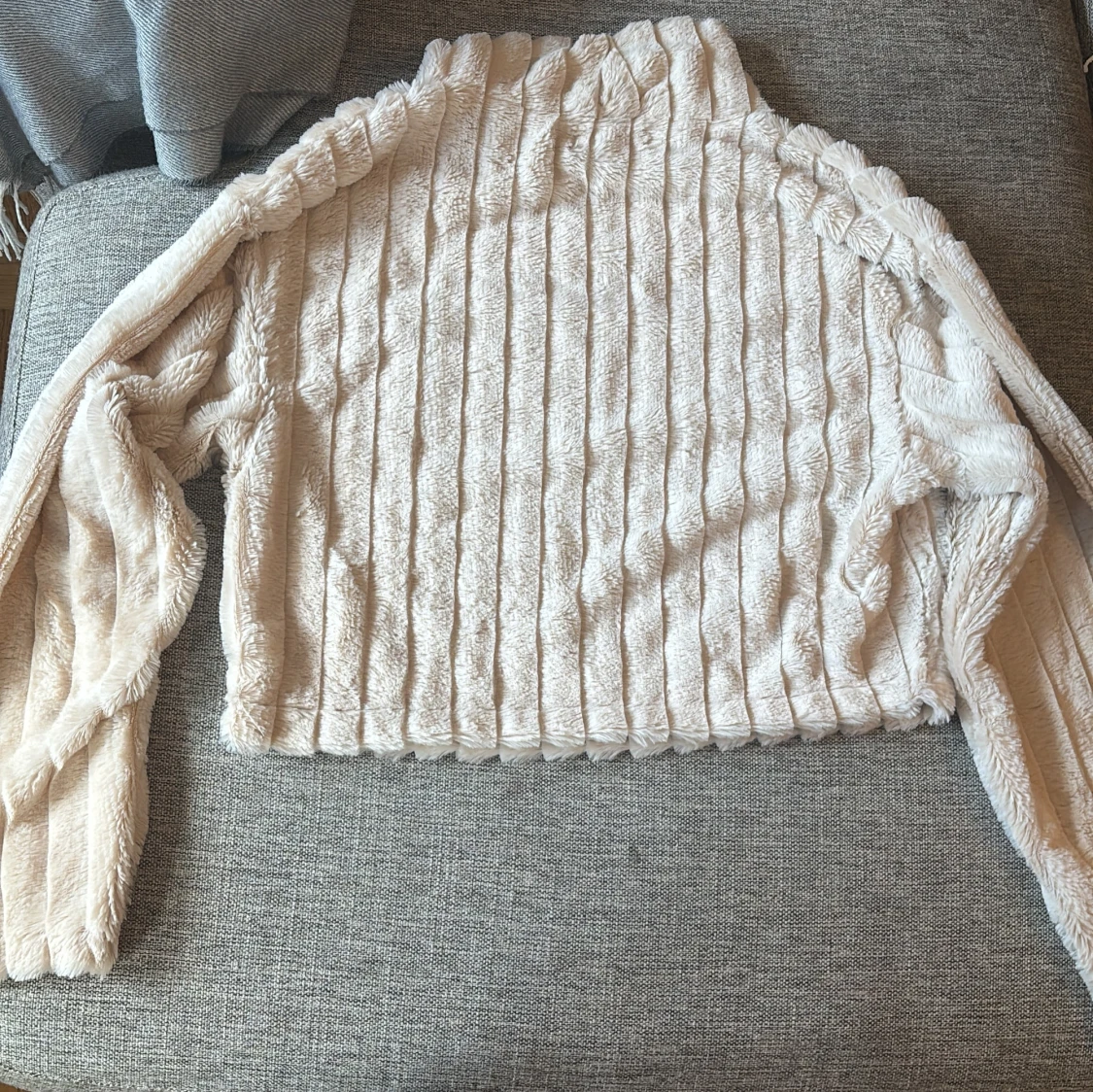 Beige fluffig tröja från Bershka - 2