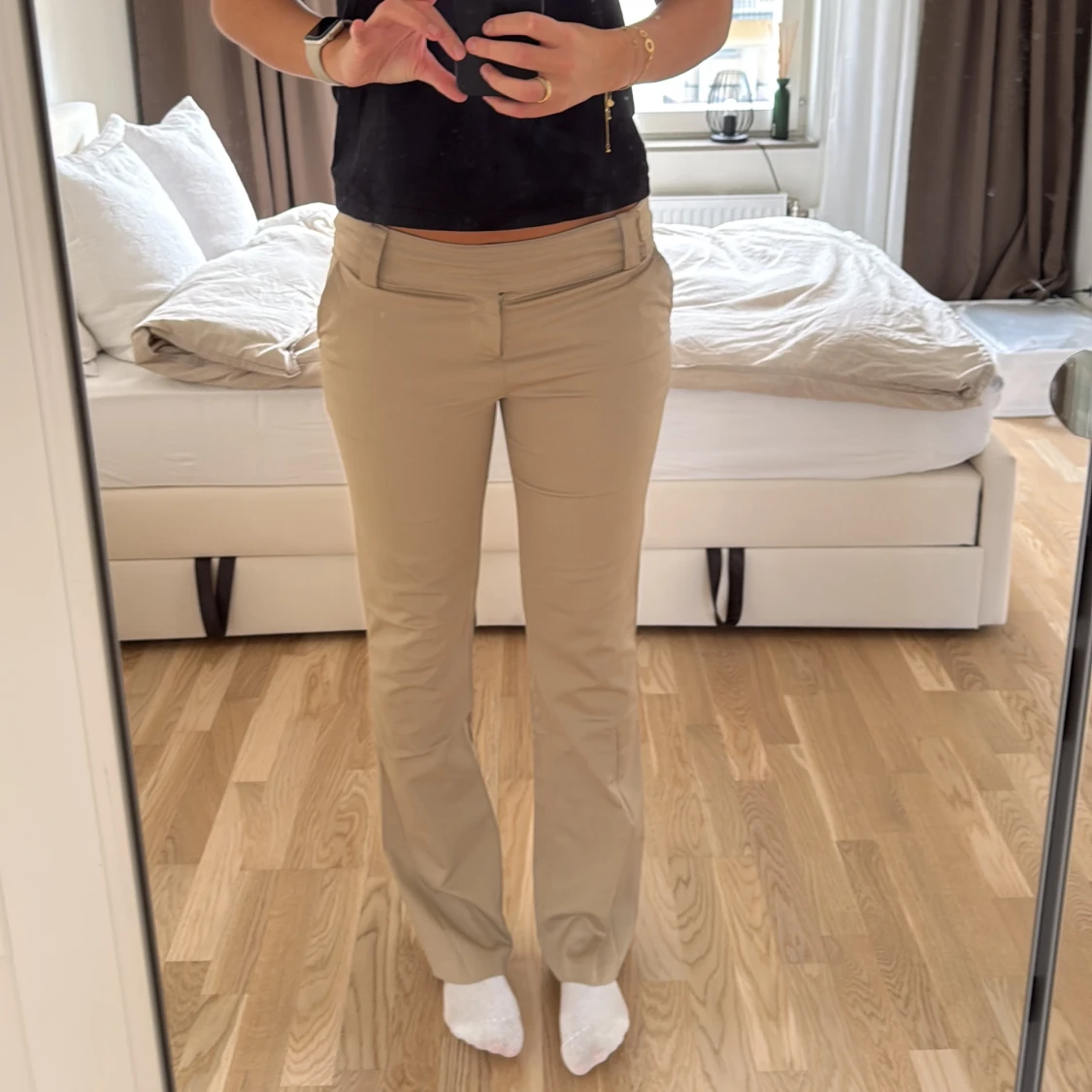 Beiga lågmidjade byxor