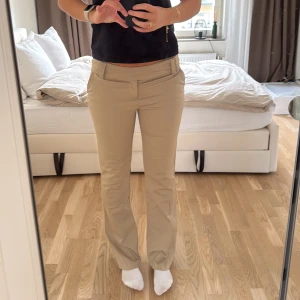 Beiga lågmidjade byxor - Byxor från Reserved! Jag är 177cm! Står storlek 42 på lappen men skulle säga att dom är mer som 40! Midja: 43 innerben:80