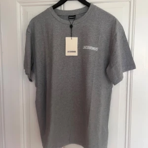 Grå t-shirt från Jacquemus - Snygg grå t-shirt från Jacquemus i storlek L men sitter som M. Obs tagen sitter inte längre på men den medföljer självklart vid köp! 