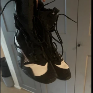 Nike Hyper ko 2 - KOM OCH HÄMTA KNIVSTA (Uppsala) Säljer ett par svarta och vita höga sneakers från Nike (Hyper ko 2)