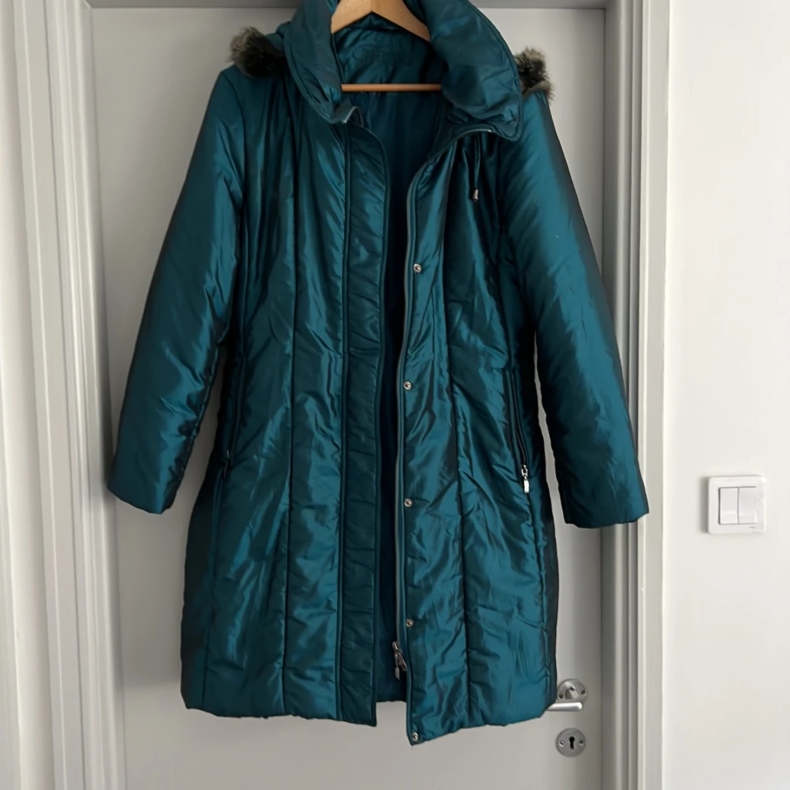 Blå/mörkt grön lång dunjacka med huva