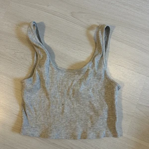 Topp - Grå topp från ginatricot, storlek S