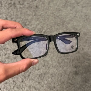 CHROME HEARTS GLASÖGON  - hej säljer dessa glasögon, dem är i riktigt bra kvalité med blåsljus glas! Hör av dig vid fler frågor