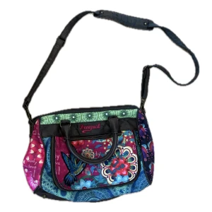 Y2K Desigual Axelväska🌸 - Axelväska från märket Desigual. Kontakta mig vid frågor ☺️