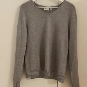 Grå stickad  - Använd och är en del nopprig men mest på sidorna och på ärmarna. Priset kan såklart diskuteras!💋