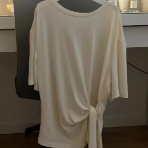 Knytt top💕 - En super fin och trendig knyt top ifrån hm i storlek S, har aldrig använts och jag säljer eftersom den är för stor💕💕den är lite krämvit💕 och är aldrig använt🩷