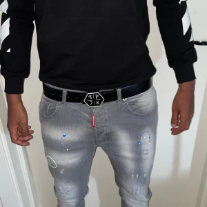Philipp Plein bälte strl 105 cm - Helt ny.fin replika med grym kvalitet. Modellen är 175 cm väger 67 kg. Pris: 599kr. Först till kvarn. Skickas direkt inom 24h