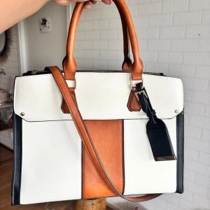 Väskor  - Helt fina olika märke, bruna från accessorize, röda ny från zara, andra shien