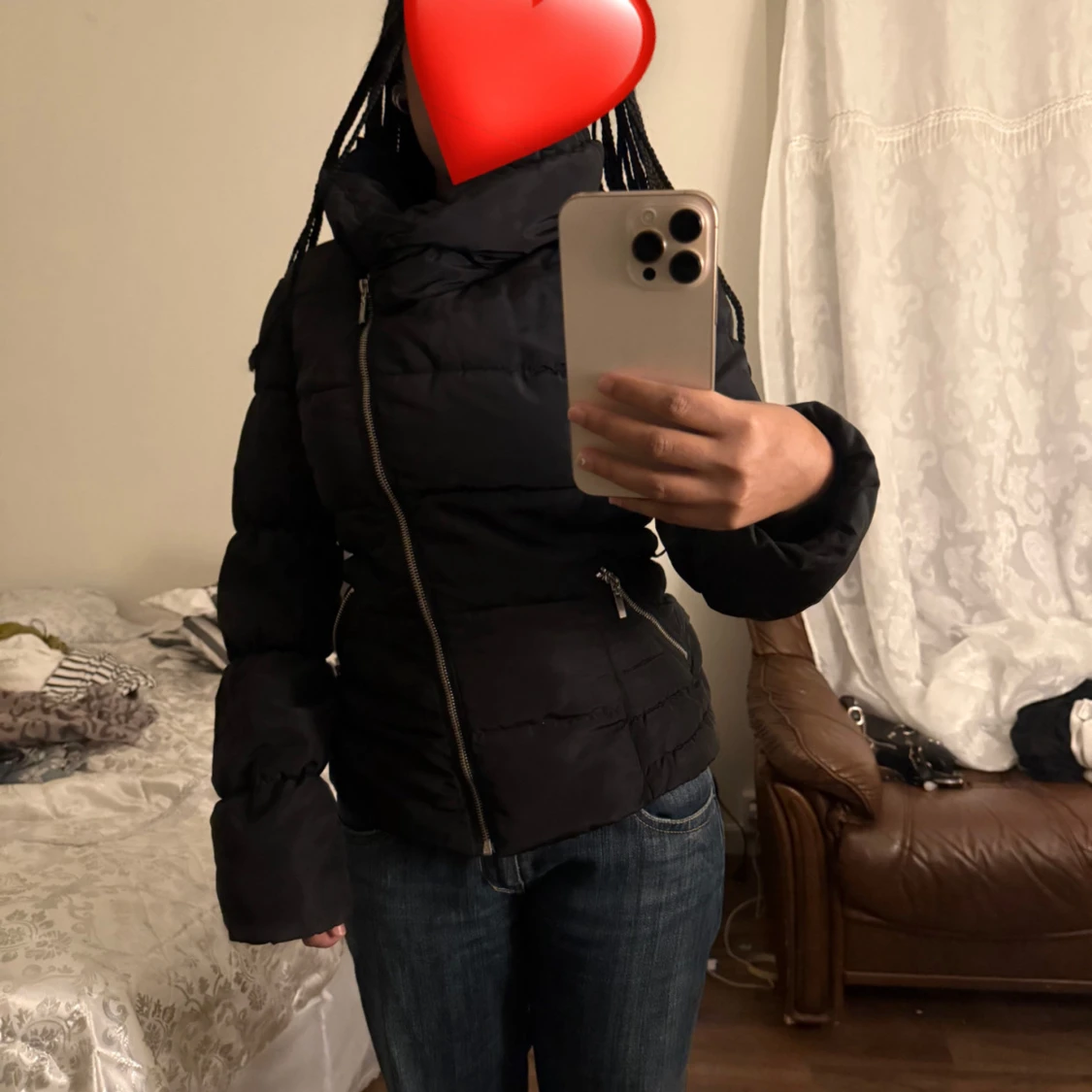 Svart pufferjacka med stor krage
