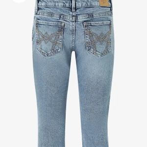 Bootcut ljusblå jeans med broderade fickor - Snygga ljusblå bootcut jeans med broderade detaljer på bakfickorna 💕Nyskick!