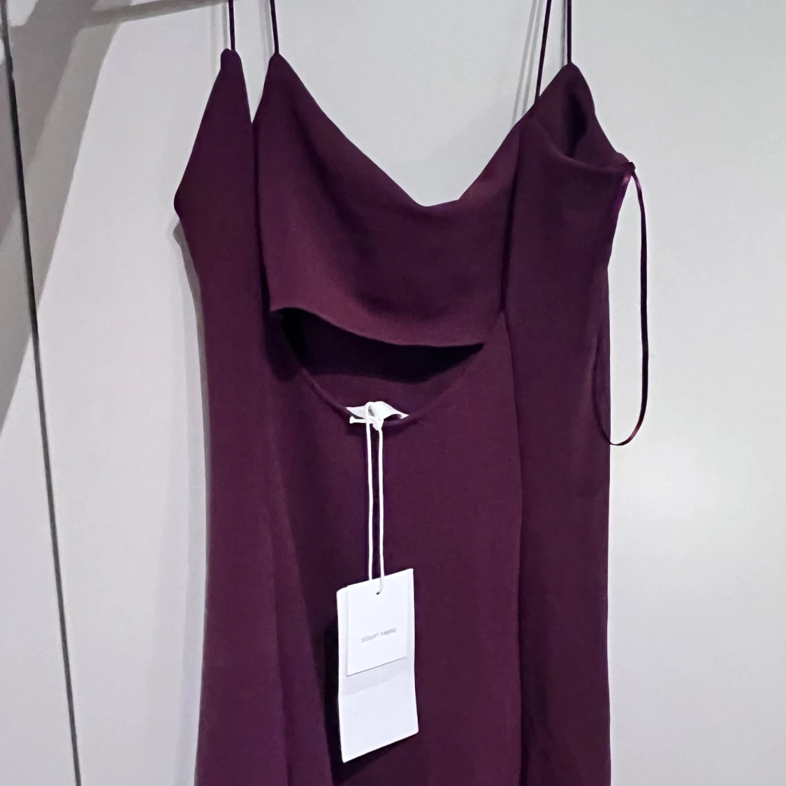 Vinröd långklänning med tunna axelband