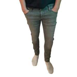 Jack & Jones slim Glenn jeans grå W30 - Snygga grå jeans från Jack & Jones i modellen slim Glenn i storlek 30/32 (W30). Perfekt för dig som vill ha ett par mångsidiga jeans som passar till många outfits!