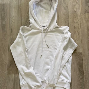 Vit hoodie från Urban Classics - Säljer en stilren vit hoodie från Urban Classics, tecken på användning finns (noppor) men fin i färgen💓sitter som xxs, nypris 379 kr. Hör av dig vid frågor!