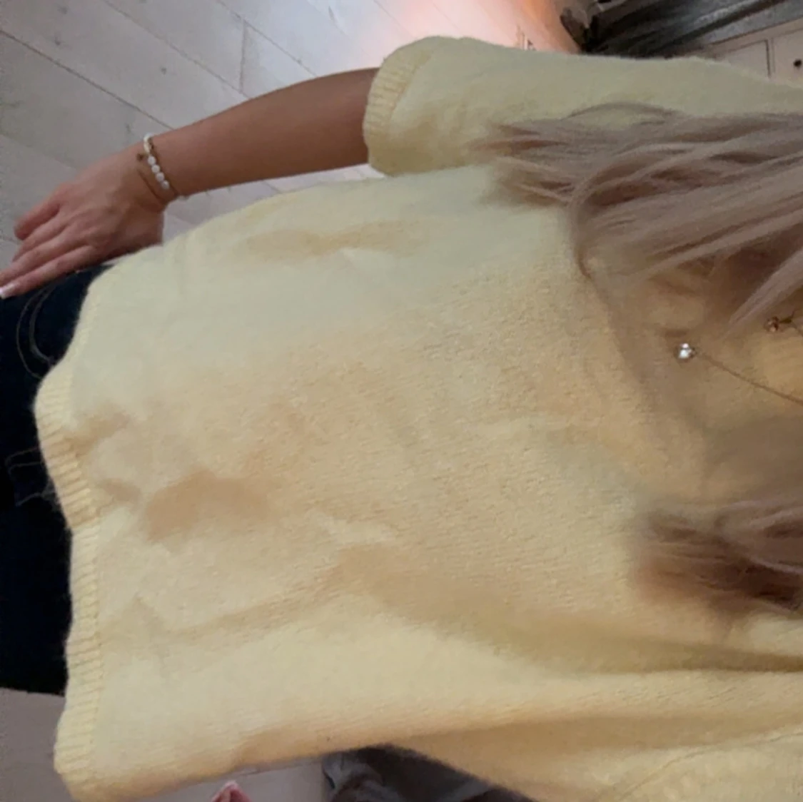 Ljusgul stickad kortärmad tröja - 2