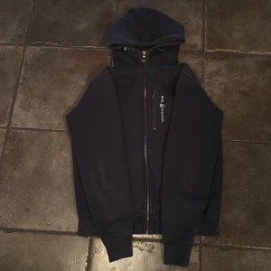 Sail Racing Zip Hoodie - [Marinblå Zip Hoodie från Sail Racing] [Skick 8/10] [Strl:S] Hör gärna av dig vid någon fundering! Pris är disskuterbart, mvh Edvin💫