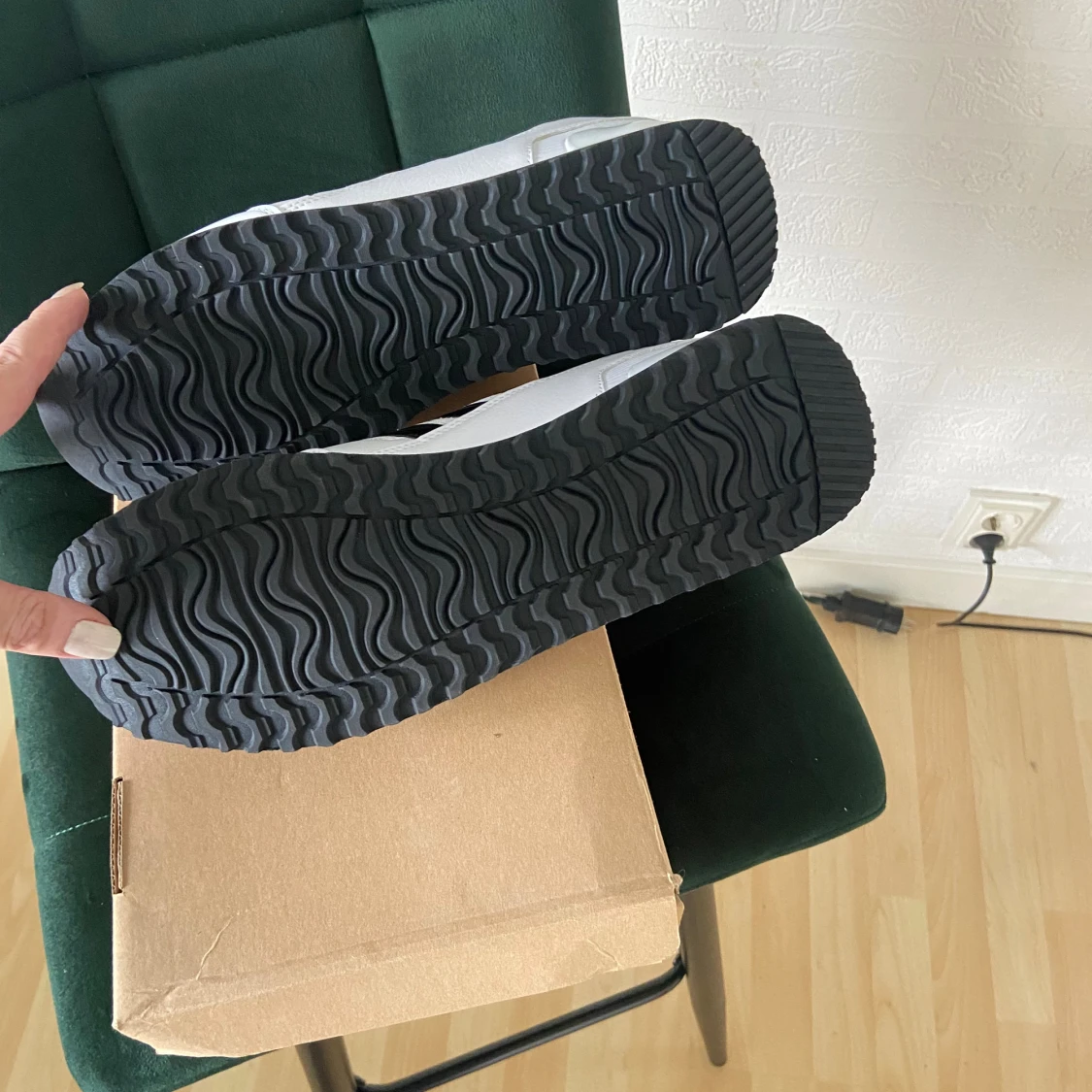 Vita Adidas sneakers med svarta detaljer - 3