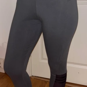  Adidas leggings -  Mörkgröna Adidas leggings, använda men bra skick. Storlek M 