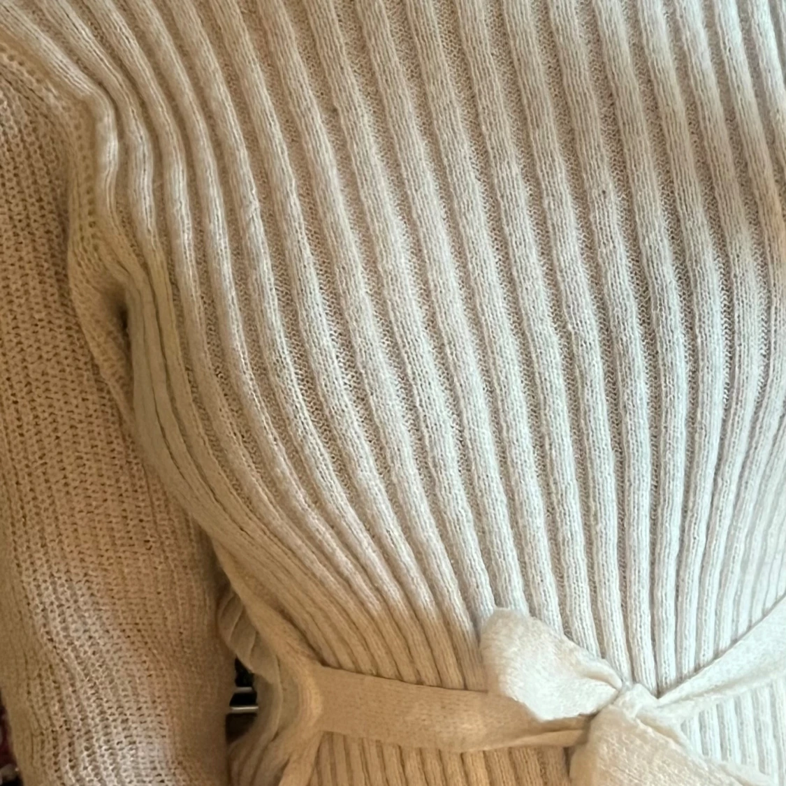 Beige ribbad stickad tröja med bälte(knuten kan fixas)
