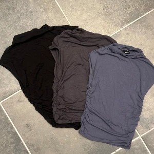 Gina tricot topp - Säljer dessa tre toppar från Gina tricot. Jättebra skick, alla tre för 230💞Den svarta och grå är i stl S och den blå är i XS! 