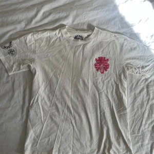 Chrome Hearts t-shirt - Eye Chart Dagger T-shirt från Chrome Hearts . Nypris runt 14 000kr, men mitt pris 1000, då den är köpt secondhand. Men äkthetsbevis finns! Priset är ej hugget i sten.