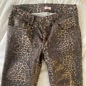 Leopardmönstrade bootcut jeans från Nelly - Helt nya! För små för mig som är en strl 38