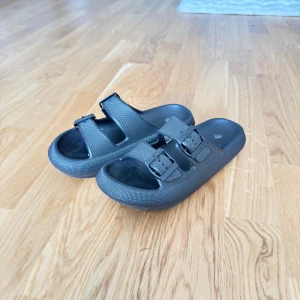 Tofflor svarta - Storlek 37/38. Knappt använda, riktigt sköna att gå i. 