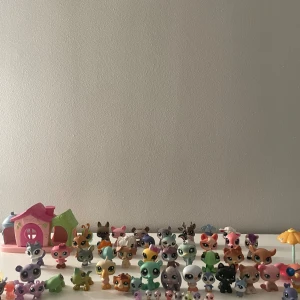 Littlest pet shops storpack! - Bilderna visar en samling av färgglada leksaksfigurer från Littlest Pet Shop, inklusive djur och tillbehör som ett litet hus. Figurerna är i gott skick med synliga detaljer och klara färger, perfekt för samlare eller lek. Inga synliga defekter eller större slitage. 