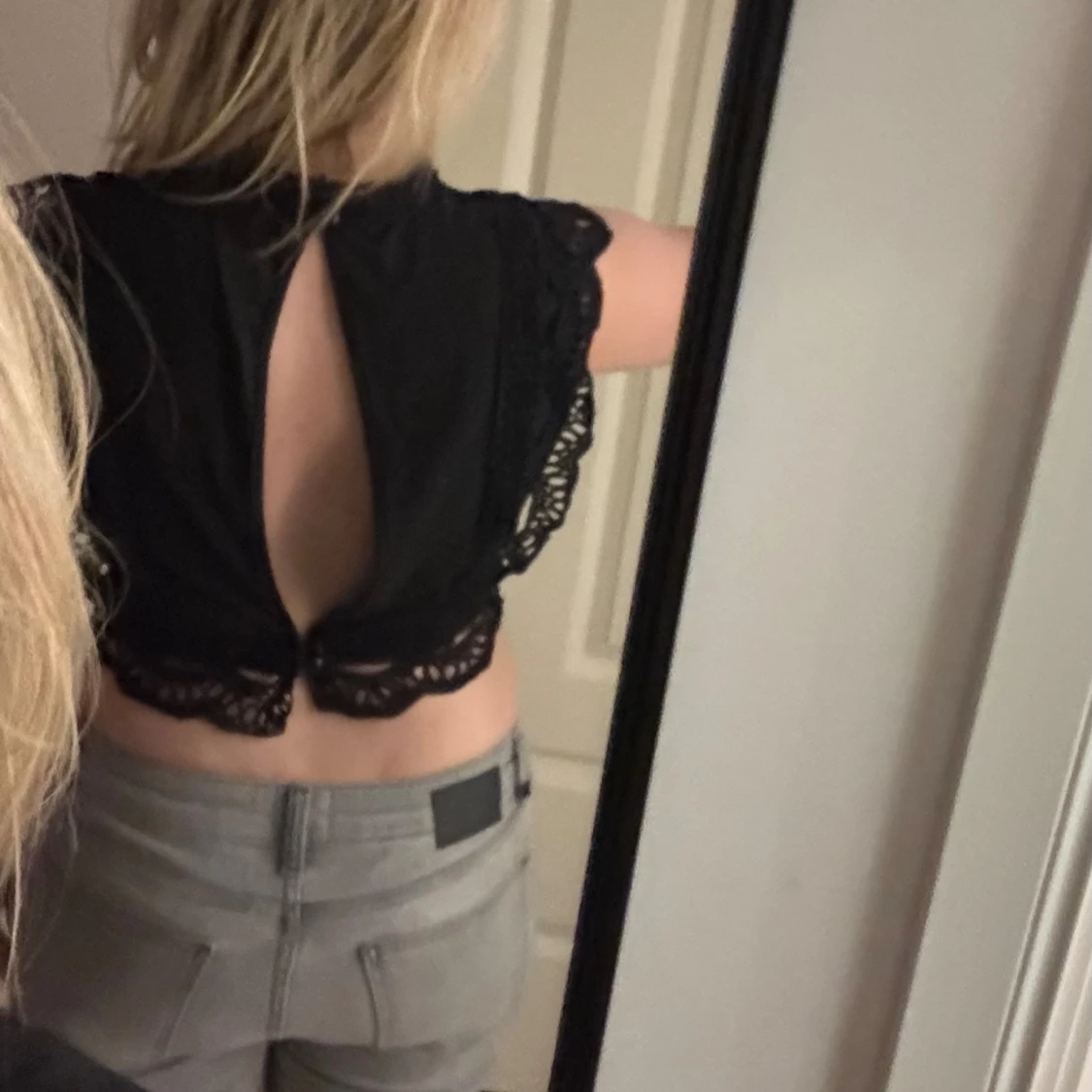 Svart spetsig croppad blus - 2