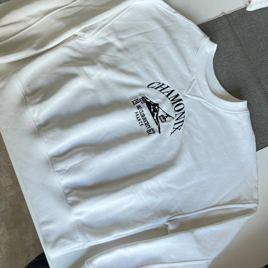 Vit sweatshirt med tryck (ny) - 1