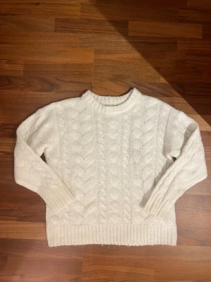 Vit stickad tröja  - Vit kabelstickad tröja från Primark. Toppenskick! Kolla gärna in mina andra annonser och lägg gärna bud på bundle så kommer vi överens om ett bra paketpris!