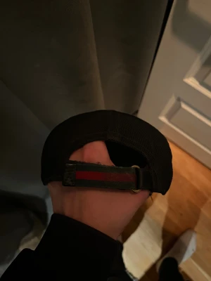 Beige Gucci kingsnake keps  - Snygg keps från Gucci med klassiskt GG-mönster i beige och brunt, prydd med en röd och svart orm på framsidan. Baksidan har justerbart band med gröna och röda ränder. Materialet är canvas och mesh, perfekt för dig som vill sticka ut. Självklart äkta, kan du kepsar så ser man det tydligt, har ej kvitto endast dustbag och påse. 