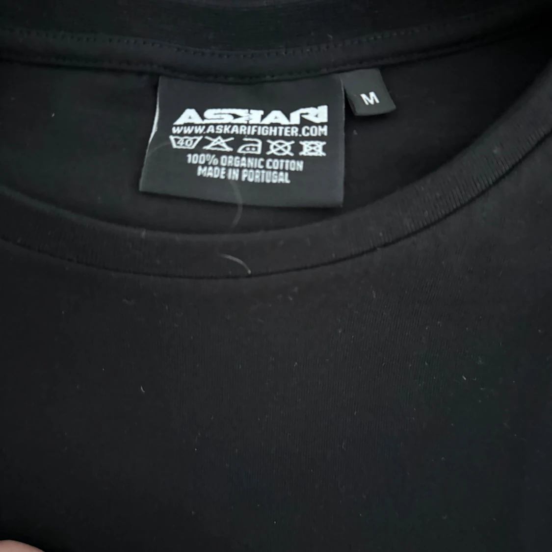 Svart t-shirt med röd print från Askari - 2