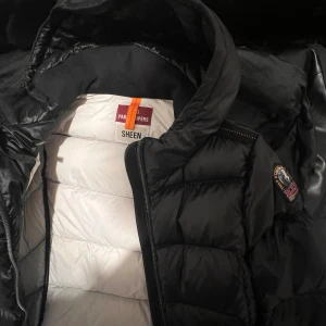 Parajumper Leah Down Coat jacket - Säljer min jacka då ja knr att den inte är min stil. Använd typ 1 eller 2 ggr. Är i helt nytt skick Vill ba sälja den o bli av med den helt ärligt. Köpte den för nästan 7 lax på Johnells men säljer för 5000kr. 