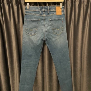 Replay anbass hyperflex  - Replay anbass hyperflex - skick 7,5/10, bra skick förutom lite slitna på baksidan (bild 4) - stl 30/32, men passar 29/32 - mycket fina jeans som passar till mycket! - hör av er vid mått eller andra frågor🙌