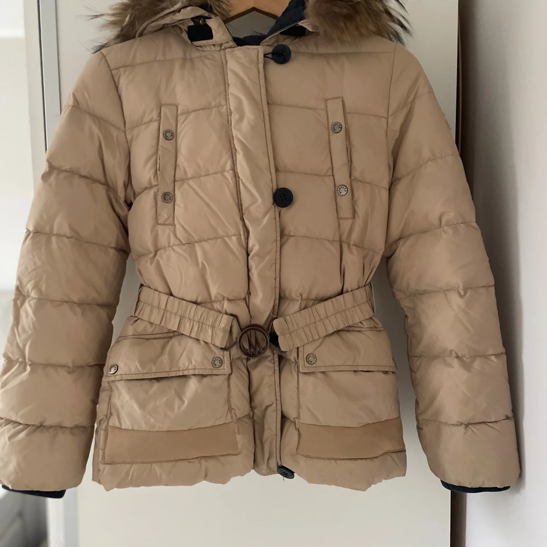 Beige Moncler dunjacka med päls